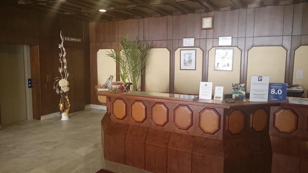 Hotel Konferencia เยอร์ ภายนอก รูปภาพ