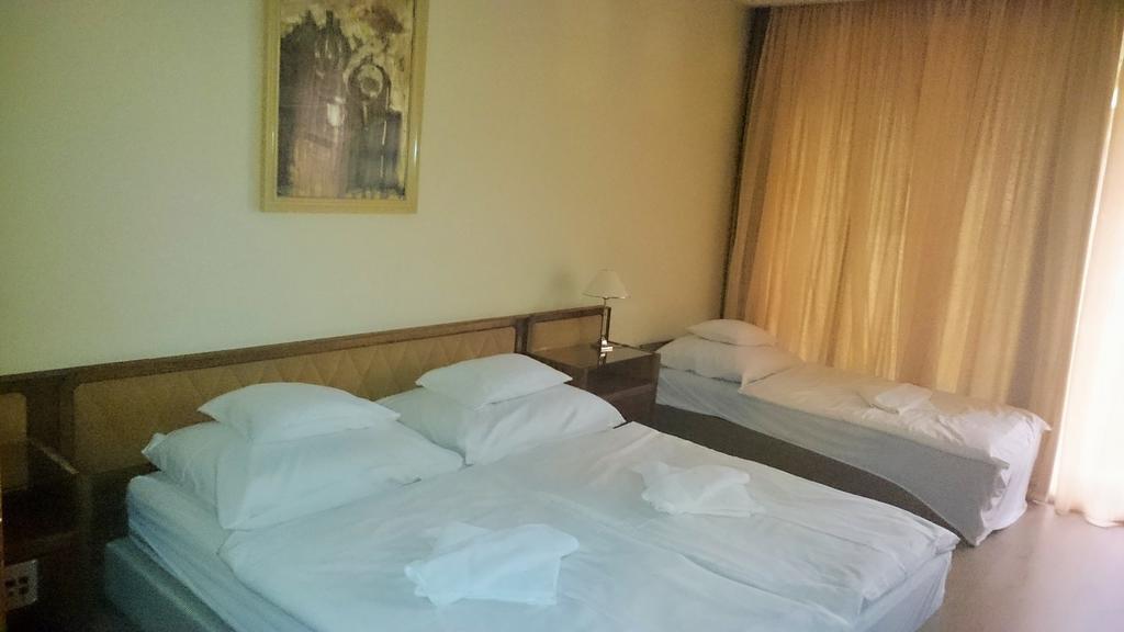Hotel Konferencia เยอร์ ภายนอก รูปภาพ
