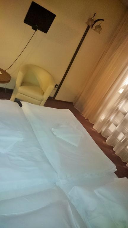 Hotel Konferencia เยอร์ ภายนอก รูปภาพ