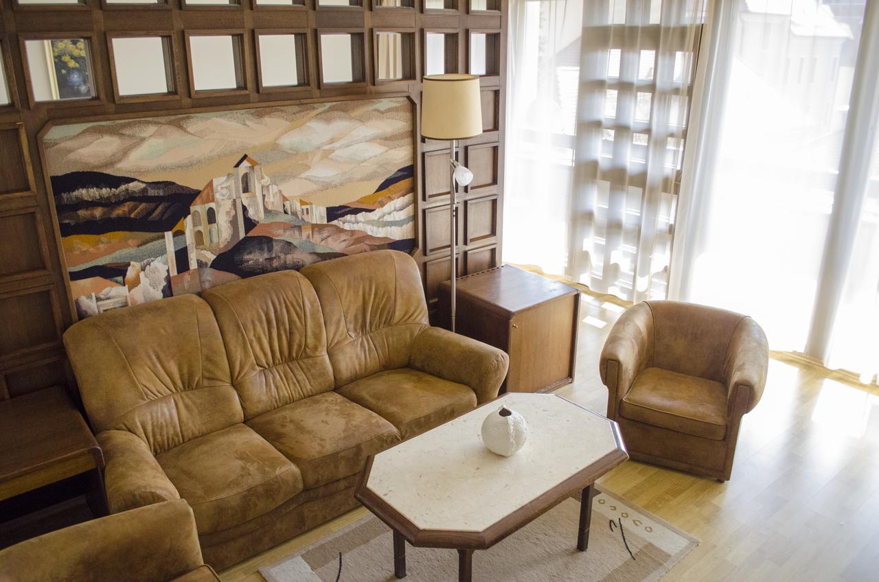 Hotel Konferencia เยอร์ ภายนอก รูปภาพ