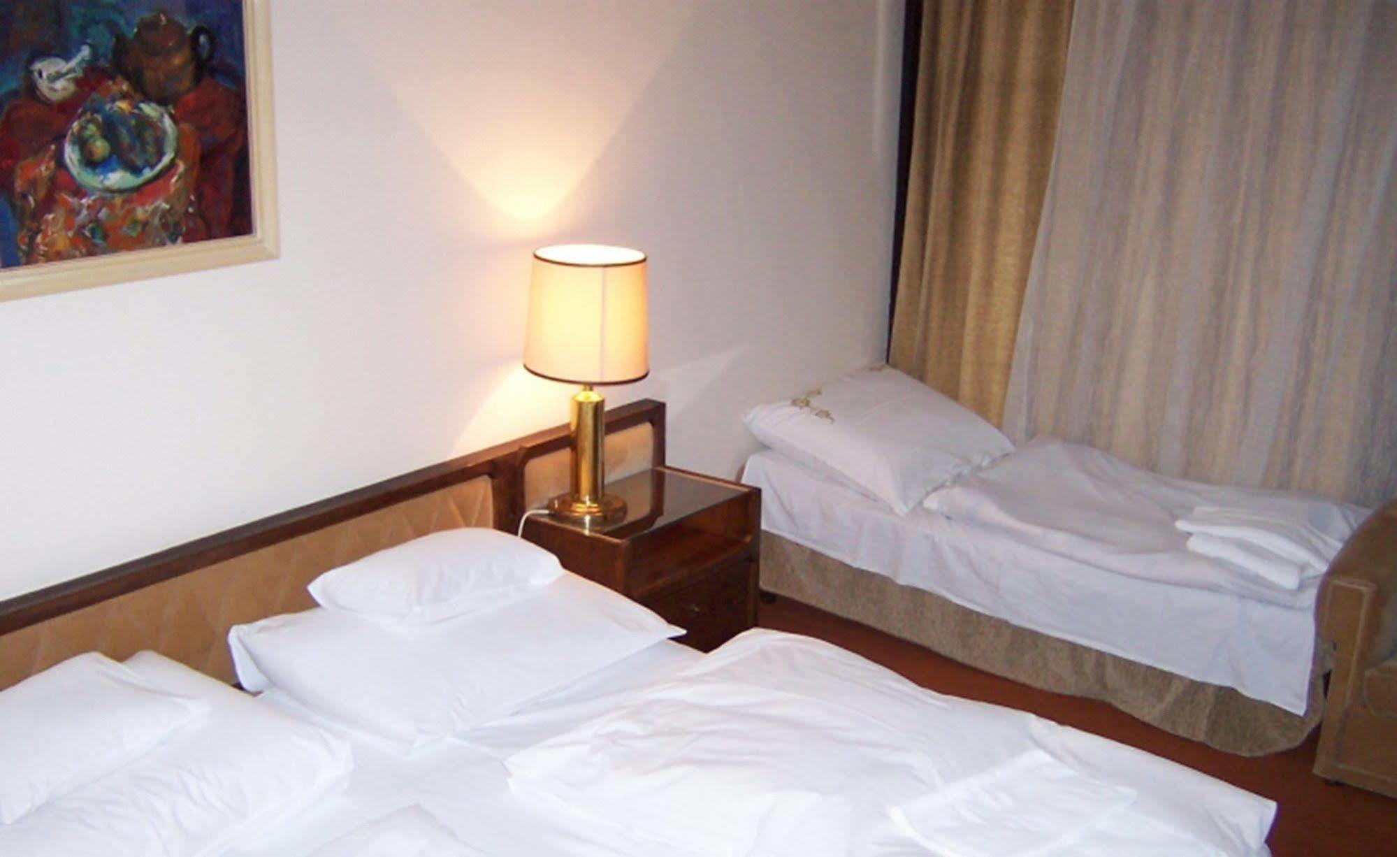 Hotel Konferencia เยอร์ ภายนอก รูปภาพ