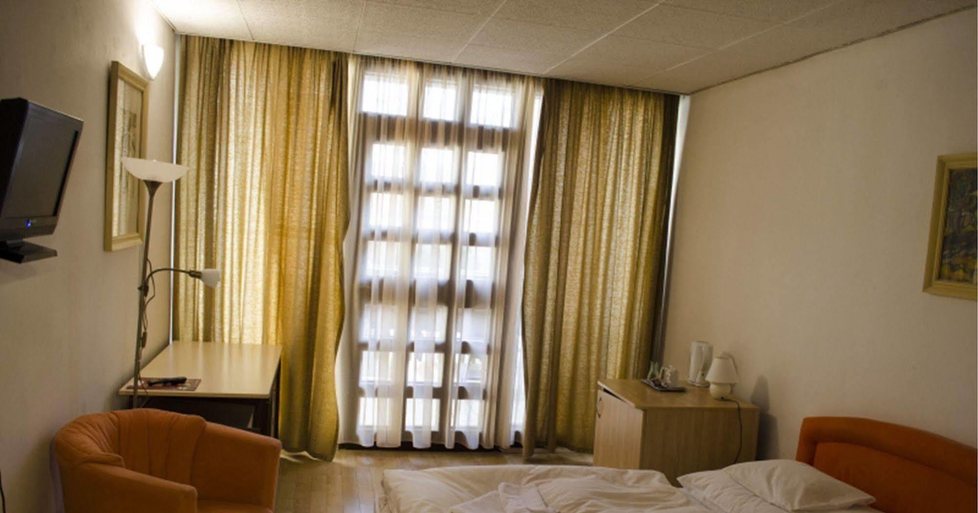 Hotel Konferencia เยอร์ ภายนอก รูปภาพ