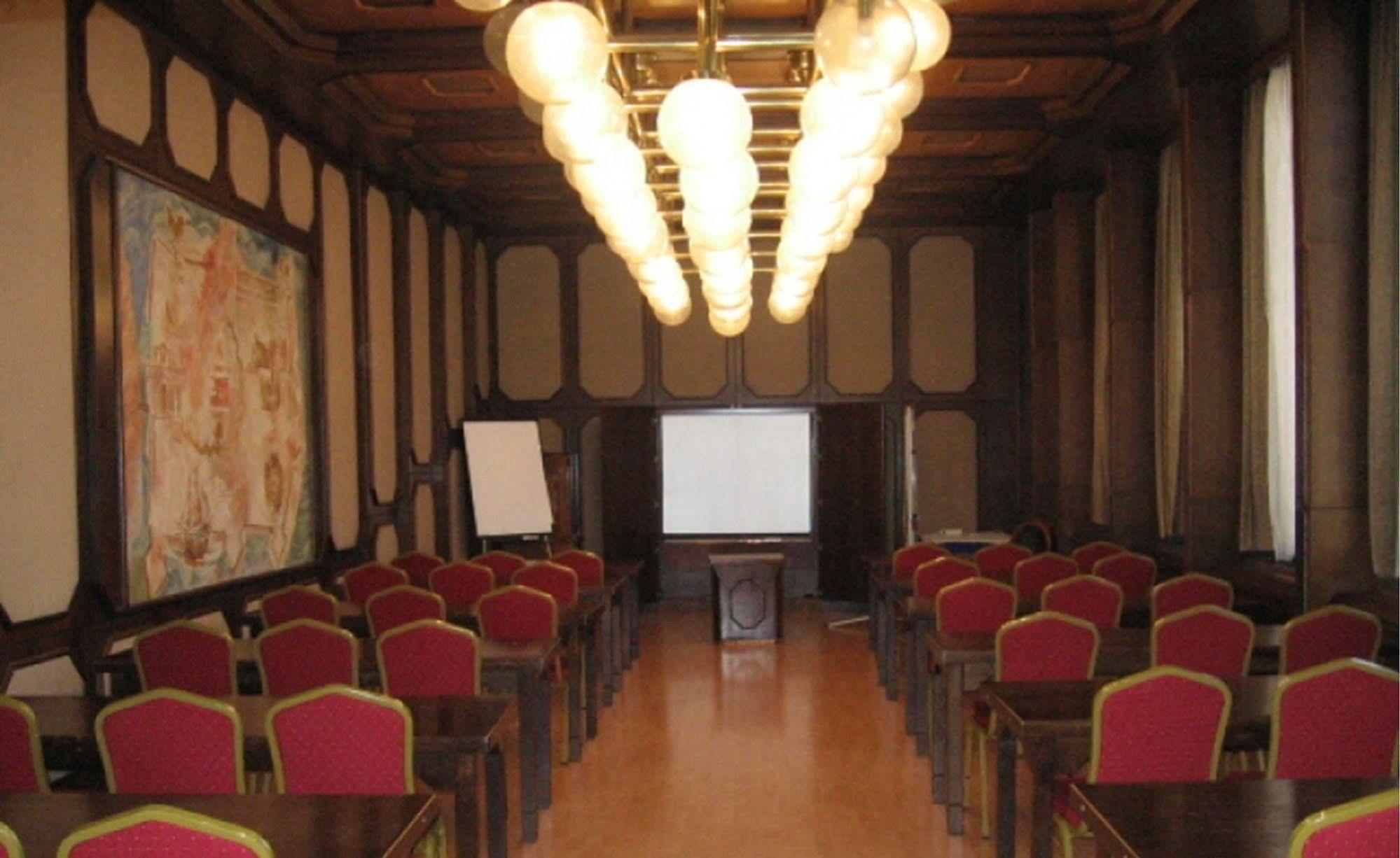Hotel Konferencia เยอร์ ภายนอก รูปภาพ