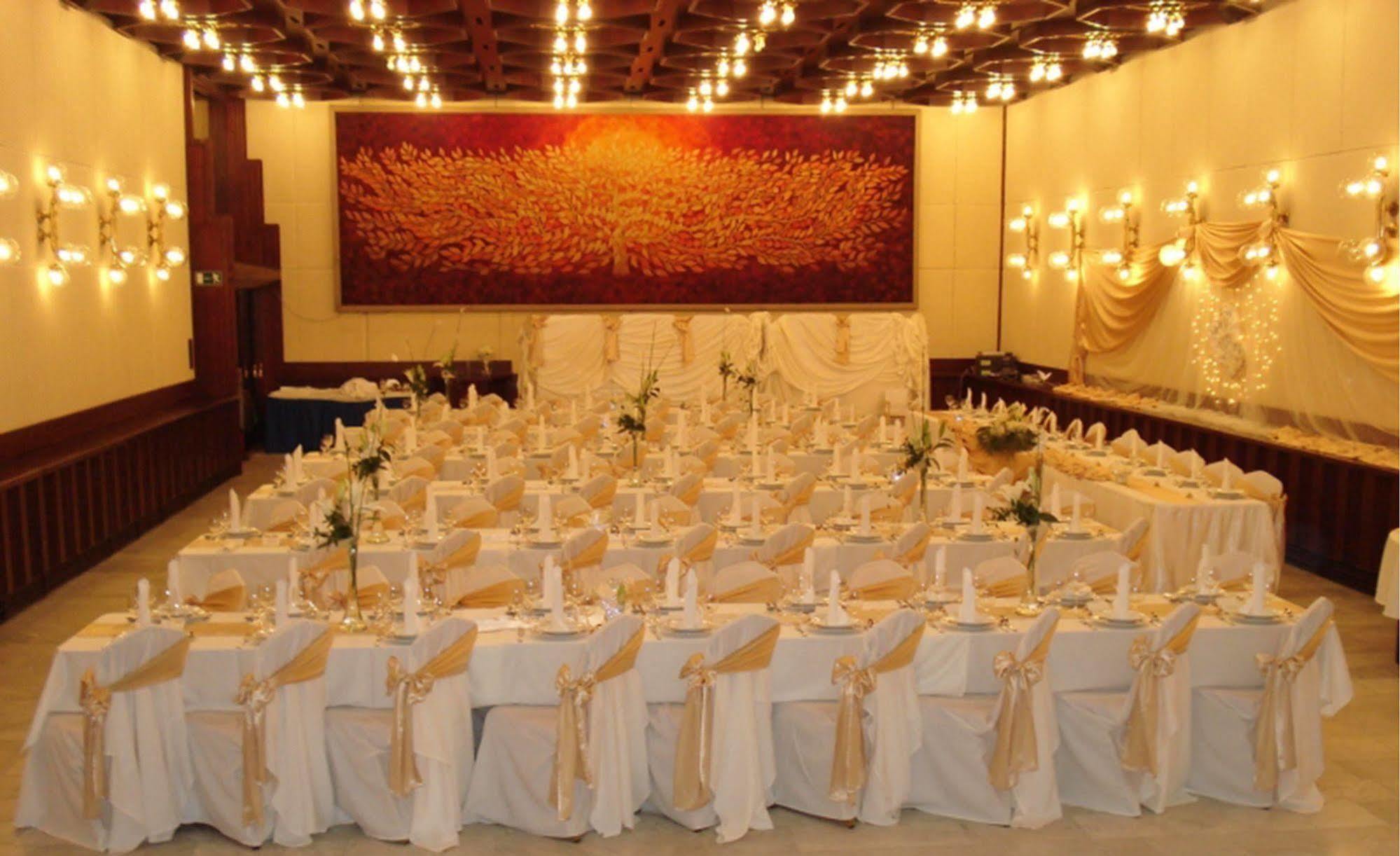 Hotel Konferencia เยอร์ ภายนอก รูปภาพ